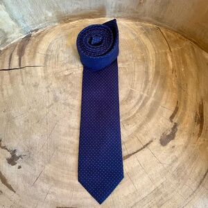 MICHEAL KORS BLUE TIE WITH PINK DOTS 62” LONG 3” WIDTH 70% SILK 30% COTTON